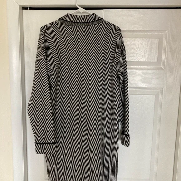 Black and white long sweater jacket - Picture 7 of 7